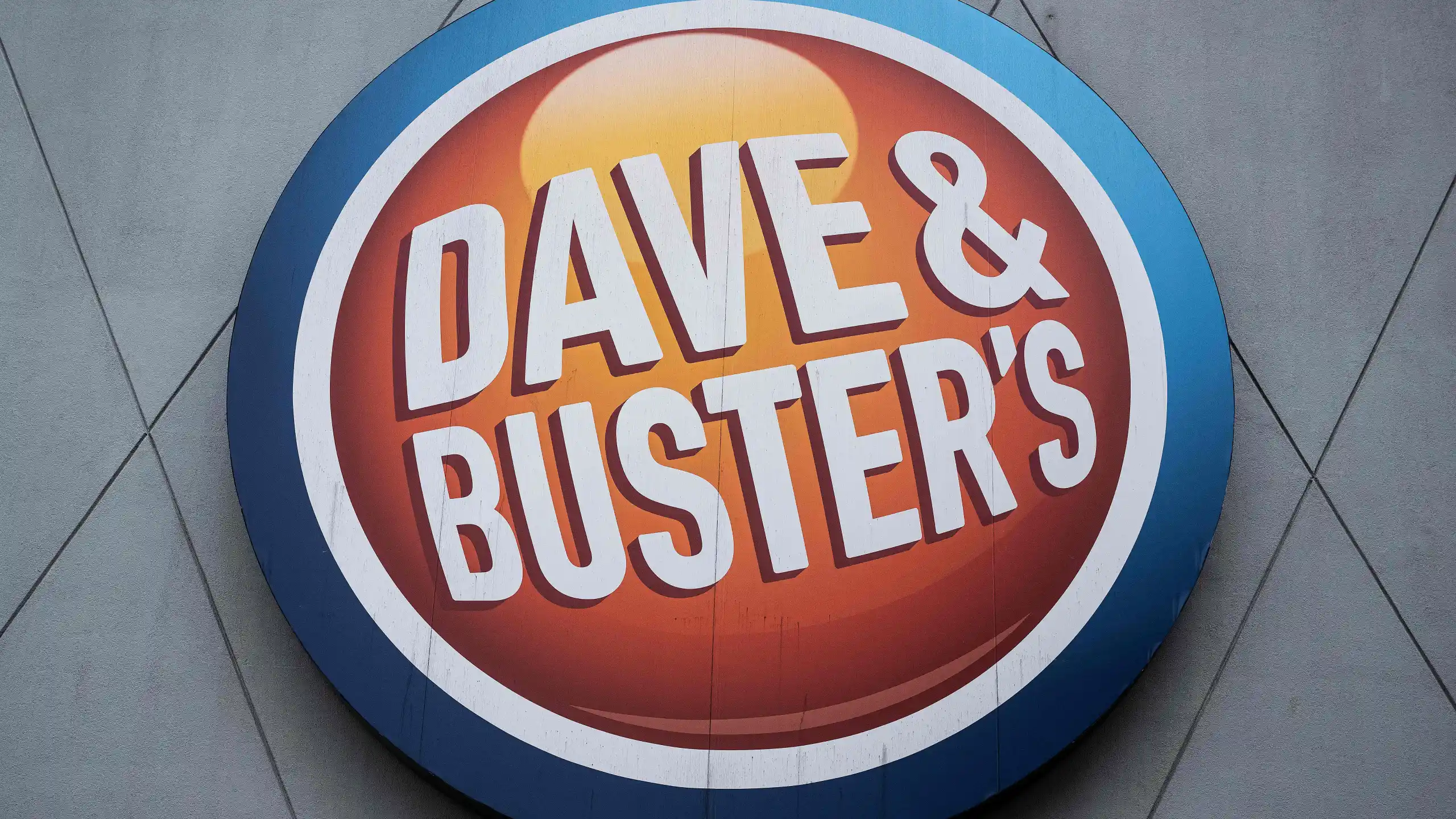 Does Dave & Busters Take Apple Pay?